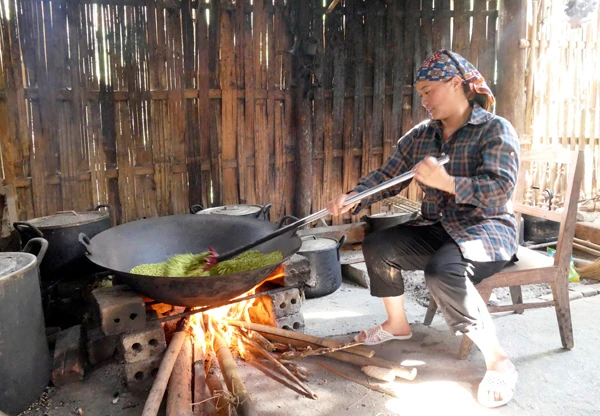 Chị Vàng Thị Chứ là 1 trong 3 hộ dân ở thôn Na Pắc Ngam, xã Tà Chải (Bắc Hà) còn giữ được nghề làm cốm truyền thống. Lúa làm cốm là nếp cái hoa vàng, được hái khi vừa rủ bông, bấm tay vẫn còn căng sữa. Thóc được đem đi rửa sạch, đãi bỏ hạt lép... ...rồi cho vào chảo rang trên bếp củi trong khoảng 15-20 phút cho đến khi chín đều, dậy mùi thơm. Thóc sau khi rang chín sẽ được cho vào máy xát để loại bỏ vỏ. Trước đây, không có máy xát, người dân phải đổ vào cối giã bằng tay, mất khá nhiều công sức và thời gian. Cốm được cho vào cối giã cho mềm và dẻo hơn. Cốm được gói bằng lá dong để giữ nguyên hương vị thơm ngon, độ mềm, dẻo. Mỗi mùa cốm đem về cho gia đình làm cốm ở Bắc Hà nguồn thu từ 30 - 40 triệu đồng.