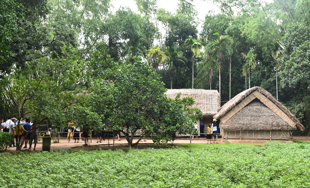 Đường vào ngôi nhà ở quê nội của Bác tại làng Sen. Ngôi nhà bình dị, mang đậm dáng dấp những ngôi nhà miền quê của người Việt. Mỗi người dân khi đến đây đều xúc động trước mái nhà tranh đơn sơ, nhưng rất gần gũi. Du khách đến đây sẽ được lắng nghe những câu chuyện xúc động kể về làng Sen, về chuyến hành trình Bác trở về quê hương sau nhiều năm bôn ba. Làng Hoàng Trù cách làng Sen khoảng 2 km, cùng thuộc xã Kim Liên, huyện Nam Đàn. Nơi đây có cụm di tích Hoàng Trù, nơi Chủ tịch Hồ Chí Minh ra đời. Điểm đầu tiên là ngôi nhà cụ Hoàng Đường (ông ngoại Bác Hồ) và nhà thờ chi nhánh họ Hoàng Xuân (họ ngoại của Bác). Ngôi nhà cũng là nơi thân mẫu của Bác Hồ - Hoàng Thị Loan sinh ra và lớn lên, là nơi thân phụ của Bác Hồ - Nguyễn Sinh Sắc học tập. Góc vườn phía Tây là ngôi nhà của thân phụ Nguyễn Sinh Sắc và thân mẫu Hoàng Thị Loan của Bác khi hai người nên duyên vợ chồng. Ngôi nhà này là nơi Chủ tịch Hồ Chí Minh ra đời và gắn bó những năm tháng tuổi thơ. Những cuốn sách cũ là tài liệu quý để cụ Phó bảng Nguyễn Sinh Sắc đỗ đạt thành tài, gieo những tri thức đầu tiên cho Chủ tịch Hồ Chí Minh. Sau nửa thế kỷ bôn ba vì nước, đến ngày 9/12/1961, Chủ tịch Hồ Chí Minh mới có dịp về thăm lại làng Hoàng Trù. Đây cũng là lần cuối cùng Người về thăm nơi chôn nhau cắt rốn cho đến khi Người đi xa.