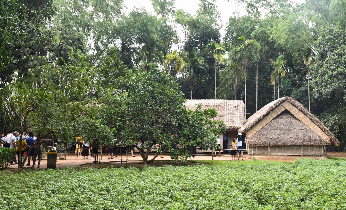 Đường vào ngôi nhà ở quê nội của Bác tại làng Sen. Ngôi nhà bình dị, mang đậm dáng dấp những ngôi nhà miền quê của người Việt. Mỗi người dân khi đến đây đều xúc động trước mái nhà tranh đơn sơ, nhưng rất gần gũi. Du khách đến đây sẽ được lắng nghe những câu chuyện xúc động kể về làng Sen, về chuyến hành trình Bác trở về quê hương sau nhiều năm bôn ba. Làng Hoàng Trù cách làng Sen khoảng 2 km, cùng thuộc xã Kim Liên, huyện Nam Đàn. Nơi đây có cụm di tích Hoàng Trù, nơi Chủ tịch Hồ Chí Minh ra đời. Điểm đầu tiên là ngôi nhà cụ Hoàng Đường (ông ngoại Bác Hồ) và nhà thờ chi nhánh họ Hoàng Xuân (họ ngoại của Bác). Ngôi nhà cũng là nơi thân mẫu của Bác Hồ - Hoàng Thị Loan sinh ra và lớn lên, là nơi thân phụ của Bác Hồ - Nguyễn Sinh Sắc học tập. Góc vườn phía Tây là ngôi nhà của thân phụ Nguyễn Sinh Sắc và thân mẫu Hoàng Thị Loan của Bác khi hai người nên duyên vợ chồng. Ngôi nhà này là nơi Chủ tịch Hồ Chí Minh ra đời và gắn bó những năm tháng tuổi thơ. Những cuốn sách cũ là tài liệu quý để cụ Phó bảng Nguyễn Sinh Sắc đỗ đạt thành tài, gieo những tri thức đầu tiên cho Chủ tịch Hồ Chí Minh. Sau nửa thế kỷ bôn ba vì nước, đến ngày 9/12/1961, Chủ tịch Hồ Chí Minh mới có dịp về thăm lại làng Hoàng Trù. Đây cũng là lần cuối cùng Người về thăm nơi chôn nhau cắt rốn cho đến khi Người đi xa. Đường vào ngôi nhà ở quê nội của Bác tại làng Sen. Ngôi nhà bình dị, mang đậm dáng dấp những ngôi nhà miền quê của người Việt. Mỗi người dân khi đến đây đều xúc động trước mái nhà tranh đơn sơ, nhưng rất gần gũi. Du khách đến đây sẽ được lắng nghe những câu chuyện xúc động kể về làng Sen, về chuyến hành trình Bác trở về quê hương sau nhiều năm bôn ba. Làng Hoàng Trù cách làng Sen khoảng 2 km, cùng thuộc xã Kim Liên, huyện Nam Đàn. Nơi đây có cụm di tích Hoàng Trù, nơi Chủ tịch Hồ Chí Minh ra đời. Điểm đầu tiên là ngôi nhà cụ Hoàng Đường (ông ngoại Bác Hồ) và nhà thờ chi nhánh họ Hoàng Xuân (họ ngoại của Bác). Ngôi nhà cũng là nơi thân mẫu của Bác Hồ - Hoàng Thị Loan sinh ra và lớn lên, là nơi thân phụ của Bác Hồ - Nguyễn Sinh Sắc học tập. Góc vườn phía Tây là ngôi nhà của thân phụ Nguyễn Sinh Sắc và thân mẫu Hoàng Thị Loan của Bác khi hai người nên duyên vợ chồng. Ngôi nhà này là nơi Chủ tịch Hồ Chí Minh ra đời và gắn bó những năm tháng tuổi thơ. Những cuốn sách cũ là tài liệu quý để cụ Phó bảng Nguyễn Sinh Sắc đỗ đạt thành tài, gieo những tri thức đầu tiên cho Chủ tịch Hồ Chí Minh. Sau nửa thế kỷ bôn ba vì nước, đến ngày 9/12/1961, Chủ tịch Hồ Chí Minh mới có dịp về thăm lại làng Hoàng Trù. Đây cũng là lần cuối cùng Người về thăm nơi chôn nhau cắt rốn cho đến khi Người đi xa.