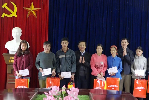 Trao quà Tết của Trung ương MTTQ Việt Nam cho người dân xã Vĩnh Yên.