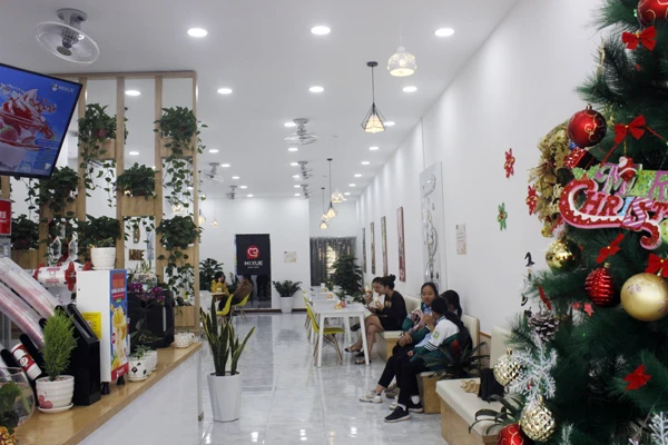 Trang trí Noel ấn tượng trở thành tiêu chí thu hút khách hàng.