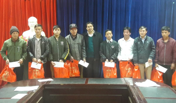 Những phần quà ý nghĩa tặng người nghèo.