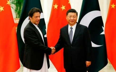 Chủ tịch Trung Quốc Tập Cận Bình (bên phải) bắt tay Thủ tướng Pakistan Imran Khan vào ngày 2/11/2018.