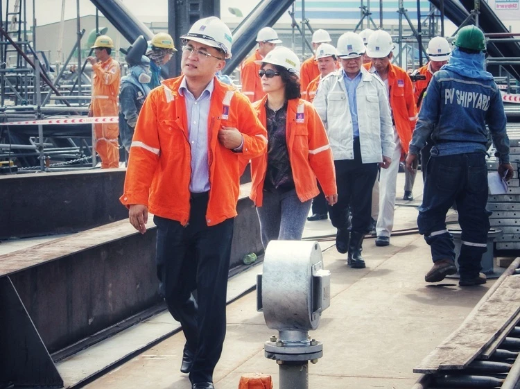 Kỹ sư Phan Tử Giang cùng các lãnh đạo, kỹ sư PV Shipyard trên công trường giàn khoan Tam Đảo 03.
