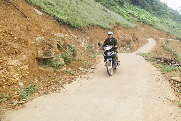 Đường lên thôn Phìn Giàng, xã Phong Niên (Bảo Thắng) được đổ bê tông xi măng.