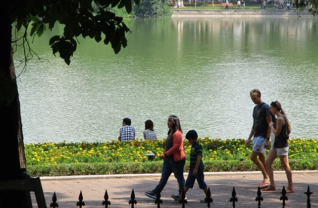 Du khách nước ngoài tại Hồ Gươm. Du khách nước ngoài tại Hồ Gươm.