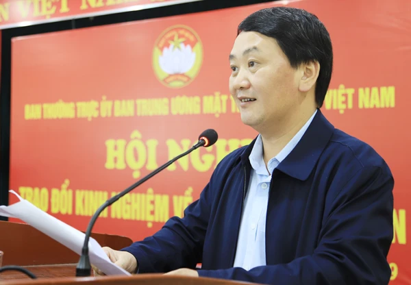 Đồng chí chí Hầu A Lềnh, Phó Chủ tịch, Tổng thư ký Ủy ban Trung ương MTTQ Việt Nam phát biểu tại hội nghị.