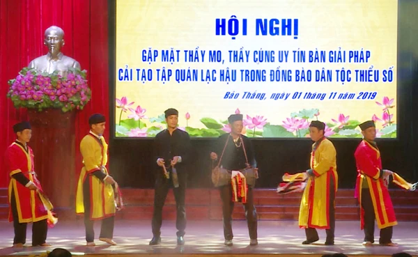 Đội múa trống đất xã Sơn Hà biểu diễn trong một hội nghị.