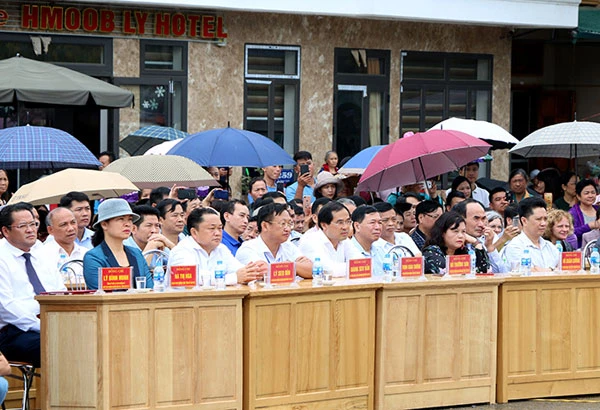 Các đại biểu dự Khai mạc Festival “Vó ngựa cao nguyên trắng Bắc Hà” năm 2019.