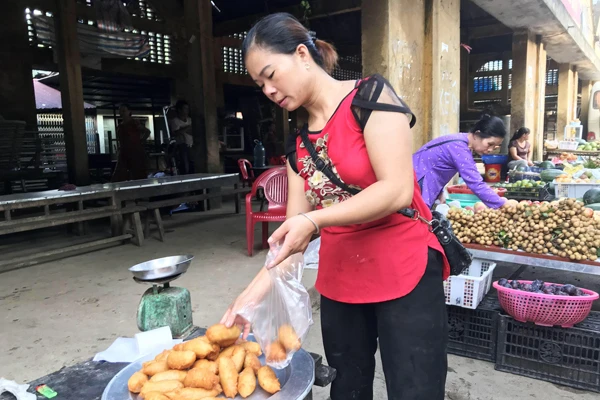 Chị Nông Thị Viễn mỗi ngày làm hàng trăm chiếc bánh bán cho người dân và du khách.