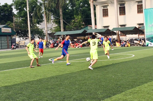 Trận đấu khai mạc giữa đội Tỉnh đoàn và Bộ Chỉ huy Bộ đội Biên phòng tỉnh diễn ra hấp dẫn.