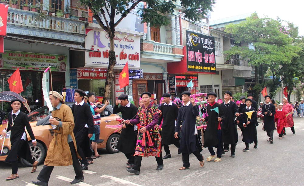 Trình diễn trang phục truyền thống của người dân bản địa qua các tuyến phố chính của thị trấn Bắc Hà. Tái hiện đám cưới người dân tộc Phù Lá. Tái hiện lễ cấp sắc của người Dao. Thiếu nữ người Nùng. Các kỵ mã tham dự Festival “Vó ngựa cao nguyên trắng Bắc Hà” năm 2019 diễu hành đường phố. Lễ hội bắt đầu từ dinh Hoàng A Tưởng và kết thúc tại ngã 5 – khu vực trước cổng đền Bắc Hà.