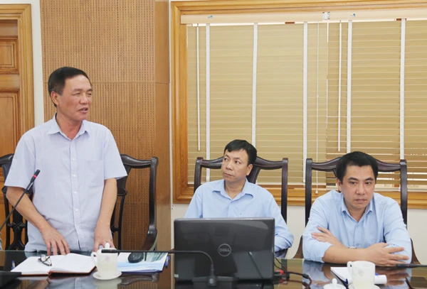 Lãnh đạo Công ty Cổ phần Cấp nước Lào Cai kiến nghị tại cuộc họp.