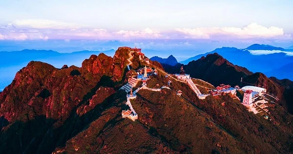 Đây là Ngọc Xá lợi Phật được các cao tăng Myanmar trao tặng tổ đình Vĩnh Nghiêm và được tổ đình Vĩnh Nghiêm cúng dường Đại tượng Phật tại Fansipan, nguyện cầu Quốc thái dân an. Ngọc Xá lợi Phật được cất giữ trong tháp đồng nhỏ, đặt trang trọng trong tháp pha lê lưu ly 7 tầng, tỏa sáng lung linh giữa không gian trang nghiêm mà lộng lẫy trong lòng Đại tượng Phật A Di Đà ở độ cao 3.000m. Theo văn hóa Phật giáo, Xá lợi Phật là “Phật bảo”, “Pháp bảo” của nhà Phật, giống như một nước có ấn, kiếm của vua là “quốc bảo” của một triều đại vậy. Chính vì vậy, Phật bảo luôn được giữ gìn tôn nghiêm với tấm lòng thành kính nhất. Ngự tại nơi mạch nguồn linh khí quốc gia, giữa đỉnh thiêng Fansipan hùng vĩ, Xá lợi Phật tại Fansipan càng khiến điểm đến tâm linh Fansipan thêm phần linh thiêng ý nghĩa. Trong ngày cung rước Xá lợi Phật lên đỉnh thiêng Fansipan, sau phần lễ, các sư thầy và nhiều phật tử cùng du khách bốn phương đã hoan hỉ thành tâm chiêm bái, chắp tay nguyện cầu bình an cho gia đình, cho đất nước trước Xá lợi Phật linh thiêng… … và tham quan, chiêm bái các công trình kỳ vĩ trong quần thể văn hóa tâm linh trên đỉnh Fansipan, thuộc khu du lịch Sun World Fansipan Legend. Quần thể văn hóa tâm linh tại Sun World Fansipan Legend hội tụ nhiều công trình Phật giáo tiêu biểu như Vọng lĩnh Cao đài, Bảo An Thiền Tự, Bích Vân Thiền Tự, Kim Sơn Bảo Thắng Tự, Đường La Hán, tượng Quan Thế Âm Bồ Tát… Đặc biệt nhất trong quần thể là Đại tượng Phật A Di Đà cao 21,5 mét, được đúc bằng đồng theo phương pháp chưa từng được thực hiện tại Việt Nam trước đó, bằng cách ốp những miếng đồng nhỏ dày 5mm lên một kết cấu khung sắt có thể tích gần 1.000m3. Trong lòng Đại tượng Phật, nơi đặt Ngọc Xá lị Phật được ốp đá hoa cương nhập khẩu từ châu Âu. Đây có lẽ cũng là nơi đặt Xá lợi Phật cao nhất và đặc biệt nhất Việt Nam.