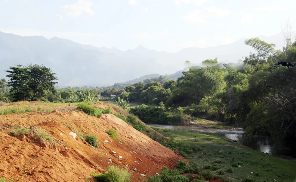 Một đoạn bờ suối Ngòi Đường được đơn vị thi công dự án san lấp gây nguy cơ biến đổi dòng chảy.