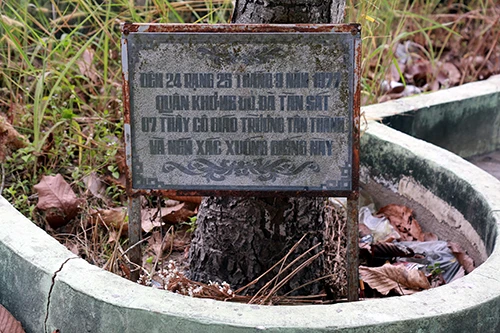 Nơi tập đoàn Khmer Đỏ xác hại 11 thầy cô rồi ném xuống giếng tại trường Tiểu học Tân Thành, cạnh Quốc lộ 22B, xã Tân Lập, huyện Tân Biên, Tây Ninh. Nơi tập đoàn Khmer Đỏ xác hại 11 thầy cô rồi ném xuống giếng tại trường Tiểu học Tân Thành, cạnh Quốc lộ 22B, xã Tân Lập, huyện Tân Biên, Tây Ninh.