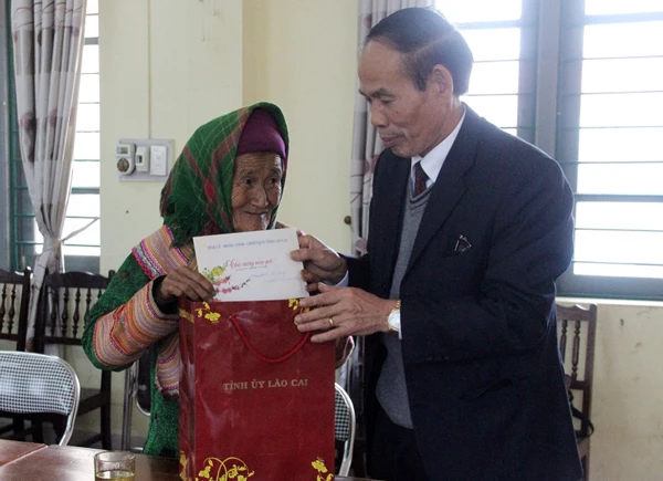 Phó Chủ tịch UBND tỉnh Nguyễn Hữu Thể tặng quà người cao tuổi.