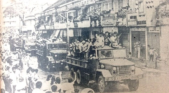 Nhân dân thị xã Long Xuyên tiễn người thân lên đường làm nhiệm vụ bảo vệ Tổ quốc.