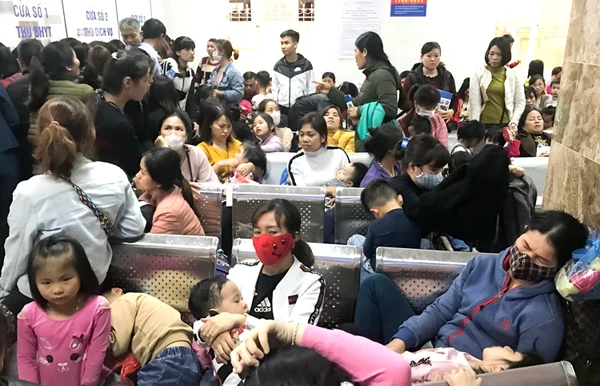 Các phụ huynh ngồi đợi lấy kết quả ở Viện Sốt rét - Ký sinh trùng - Côn trùng Trung ương chiều 16/3.