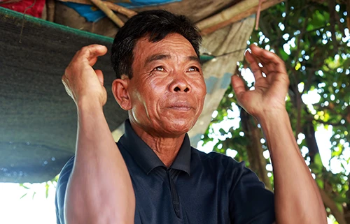 Ông Lắc Son nhớ lại cảnh tháo chạy của gia đình. Ông Lắc Son nhớ lại cảnh tháo chạy của gia đình.