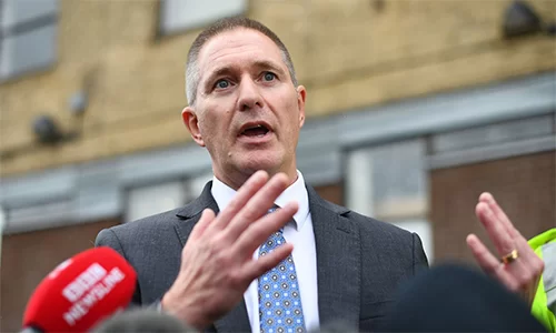 Chánh thanh tra Martin Pasmore phát biểu trong cuộc họp báo tại đồn cảnh sát thị trấn Grays, hạt Essex chiều 26/10.