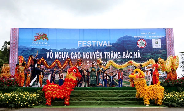 Tiết mục văn nghệ đặc sắc mở màn cho Festival “Vó ngựa cao nguyên trắng Bắc Hà” năm 2019.