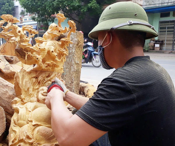Tác phẩm “Di Lặc ngồi gốc tùng” đang được hoàn thiện.