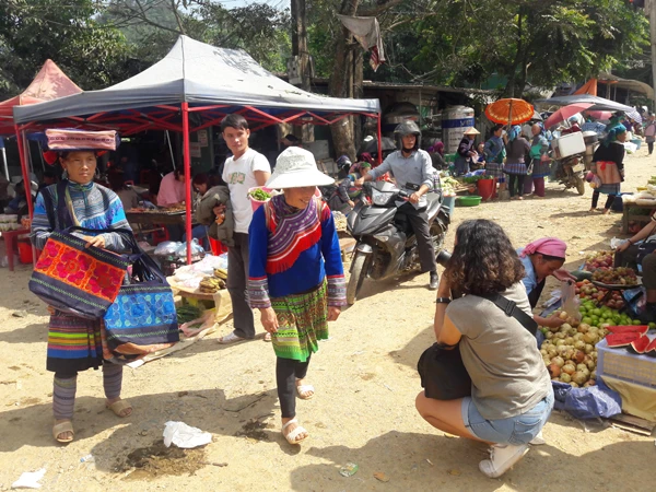 Chợ phiên Sín Chéng (Si Ma Cai) hấp dẫn du khách nước ngoài ảnh 3