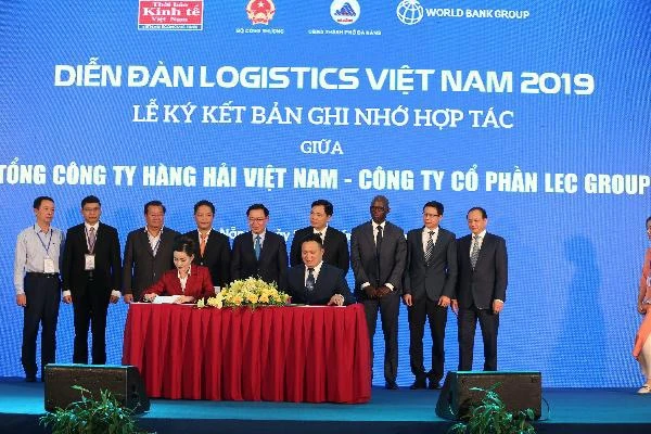 Phó Thủ tướng chứng kiến Lễ ký bản ghi nhớ hợp tác giữa các doanh nghiệp. Ảnh VGP/Thành Chung