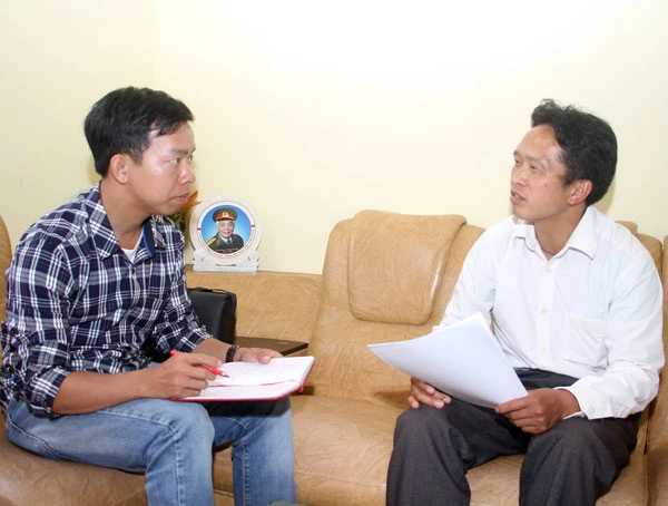 Ông Ly Seo Vu, Bí thư Đảng ủy xã Quan Thần Sán (phải ảnh) trao đổi với phóng viên về công tác cán bộ.