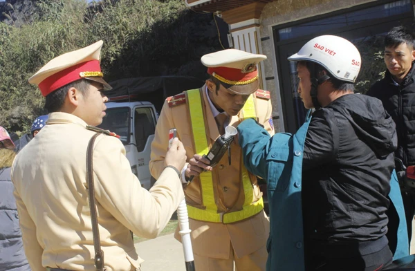 Cảnh sát giao thông làm việc từ rất sớm.