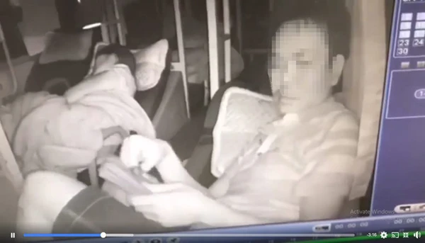 Hình ảnh người đàn ông lấy trộm tiền của bà D trên xe khách (ảnh trích xuất từ video).