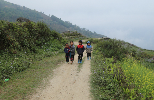 Gập ghềnh đường đến trường của học sinh Tả Củ Tỷ ảnh 2