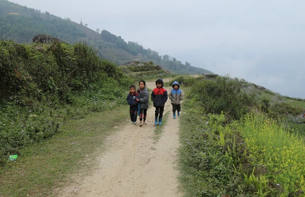 Gập ghềnh đường đến trường của học sinh Tả Củ Tỷ ảnh 2