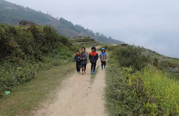 Gập ghềnh đường đến trường của học sinh Tả Củ Tỷ ảnh 2