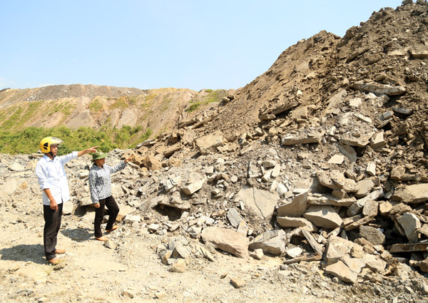 Núi đất, đá thải của Công ty Vạn Thắng tiềm ẩn nhiều nguy cơ tai nạn đá lăn hoặc sạt lở đất, đá.