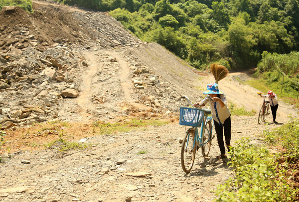 Công ty Cổ phần đầu tư Vạn Thắng không chịu làm đường như cam kết khiến người dân thôn Chang và khu vực lân cận gặp nhiều khó khăn trong việc đi lại.