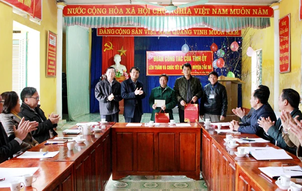 Chủ tịch UBND tỉnh tặng quà Tết cho cấp ủy, chính quyền xã Lùng Phình.
