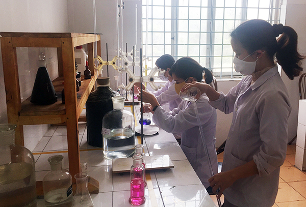 Phân tích mẫu tại phòng thí nghiệm.