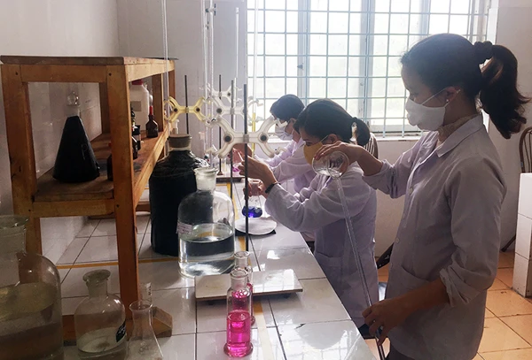 Phân tích mẫu tại phòng thí nghiệm.