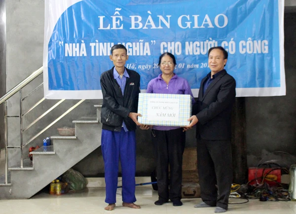 Lãnh đạo Công ty Xăng dầu Lào Cai tặng quà gia đình bà Nguyễn Thị Thể.