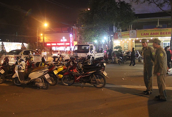 Nhộn nhịp tuyến phố đi bộ ở thành phố Lào Cai ảnh 10