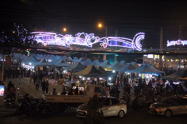 Một góc tuyến phố đi bộ ở thành phố Lào Cai. Không gian đi bộ được thiết lập trên phạm vi 5 tuyến phố, gồm: Đinh Lễ, Soi Tiền, Mai Hắc Đế, Cao Lỗ và Lý Ông Trọng. Đây những tuyến phố kiểu mẫu với lòng đường, vỉa hè rộng rãi, nhiều cây xanh; hệ thống chiếu sáng hiện đại. Hoạt động không gian phố đi bộ diễn ra từ 19h30 đến 23h00 các buổi tối thứ Sáu, thứ Bảy hằng tuần. Gian hàng bán đồ may mặc. Người dân lựa chọn mặt hàng giày, dép. Khu vực ẩm thực luôn đông khách. Nhiều người tò mò xem quá trình chế biến và thử món bánh kếp. Nhiều gian hàng bày bán đặc sản của các địa phương. Ngoài tham quan, mua sắm, người dân và du khách có thể tham gia các tiết mục văn nghệ đường phố. Khu vực trông xe máy luôn có lực lượng bảo vệ để đảm bảo an ninh trật tự.