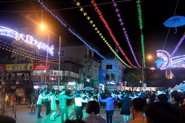 Nhộn nhịp tuyến phố đi bộ ở thành phố Lào Cai ảnh 9