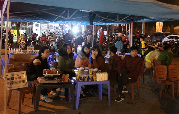 Nhộn nhịp tuyến phố đi bộ ở thành phố Lào Cai ảnh 6