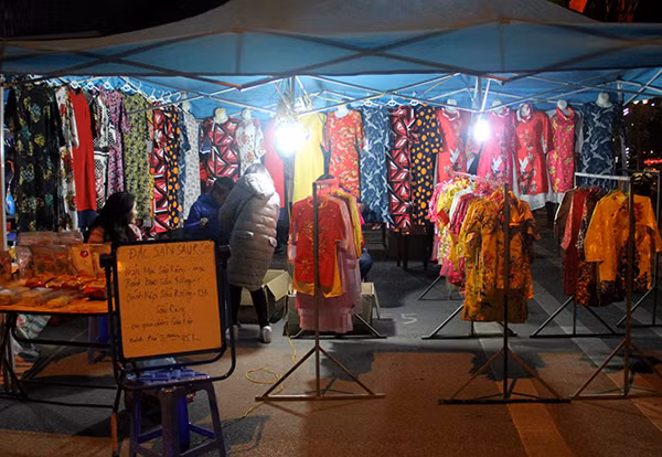 Nhộn nhịp tuyến phố đi bộ ở thành phố Lào Cai ảnh 4