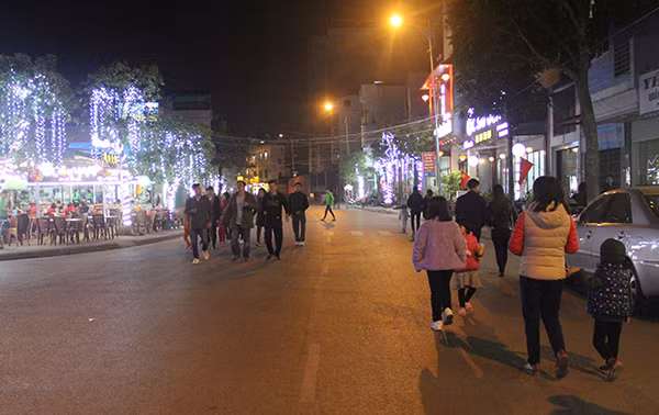 Nhộn nhịp tuyến phố đi bộ ở thành phố Lào Cai ảnh 2