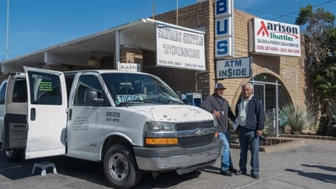 Tài xế xe buýt ở Nogales đang chờ khách tới và sẽ xuất phát ngay khi đủ khách.