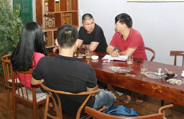 Phóng viên Báo Lào Cai thu thập thông tin trong buổi tối 7/4/2019 từ 3 người nhận là nạn nhân của cặp vợ chồng 9X. Phóng viên Báo Lào Cai thu thập thông tin trong buổi tối 7/4/2019 từ 3 người nhận là nạn nhân của cặp vợ chồng 9X.