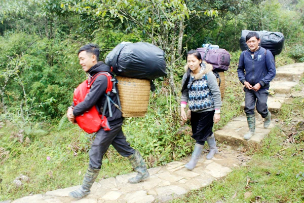 Nữ porter trong hành trình leo núi chinh phục Fansipan.